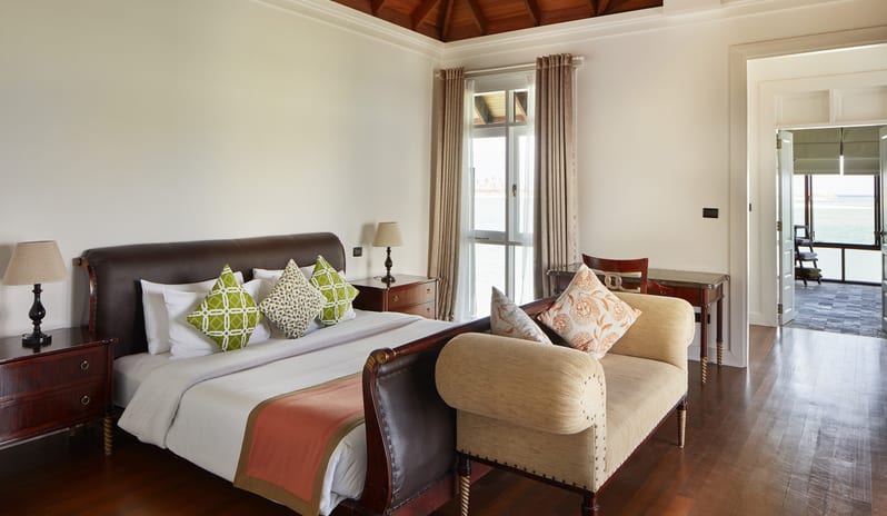 indian-ocean-holidays-maldives-sun-siyam-olhuveli-presidential-water-suite-bedroom